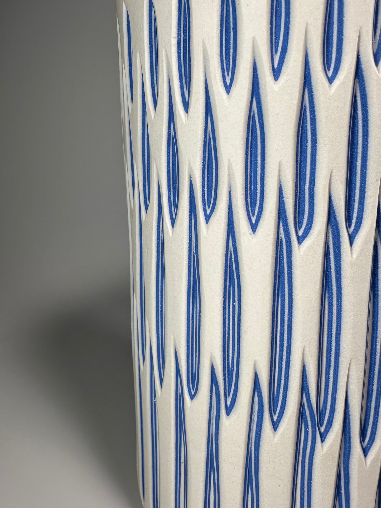 ATELIER carved colorful column vase - LA LLUVIA